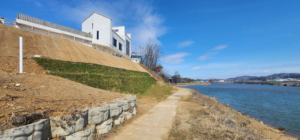옹벽 축조 | 하천변 사면 옹벽 축조